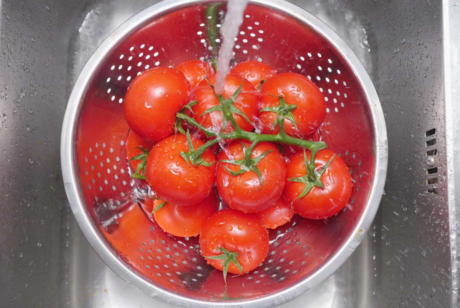 Does washing tomatoes remove pesticides?